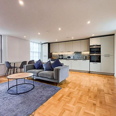 Modern 2-Bedroom, 2-Bathroom Apartment In West Kensington Лондон Экстерьер фото