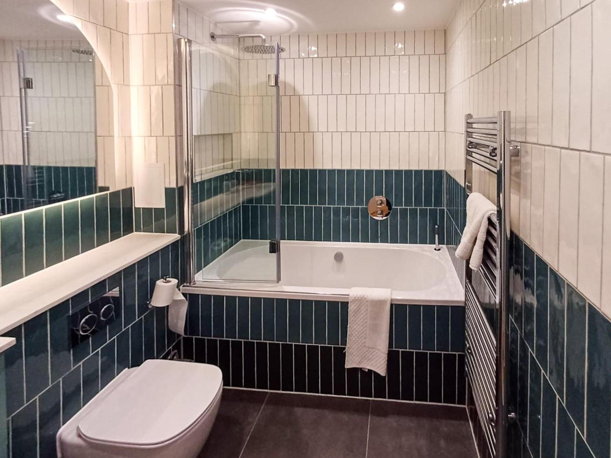 Modern 2-Bedroom, 2-Bathroom Apartment In West Kensington Лондон Экстерьер фото