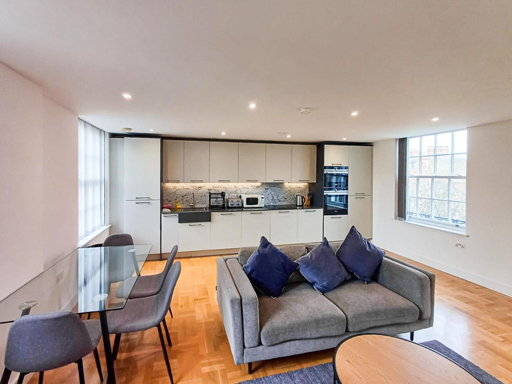 Modern 2-Bedroom, 2-Bathroom Apartment In West Kensington Лондон Экстерьер фото