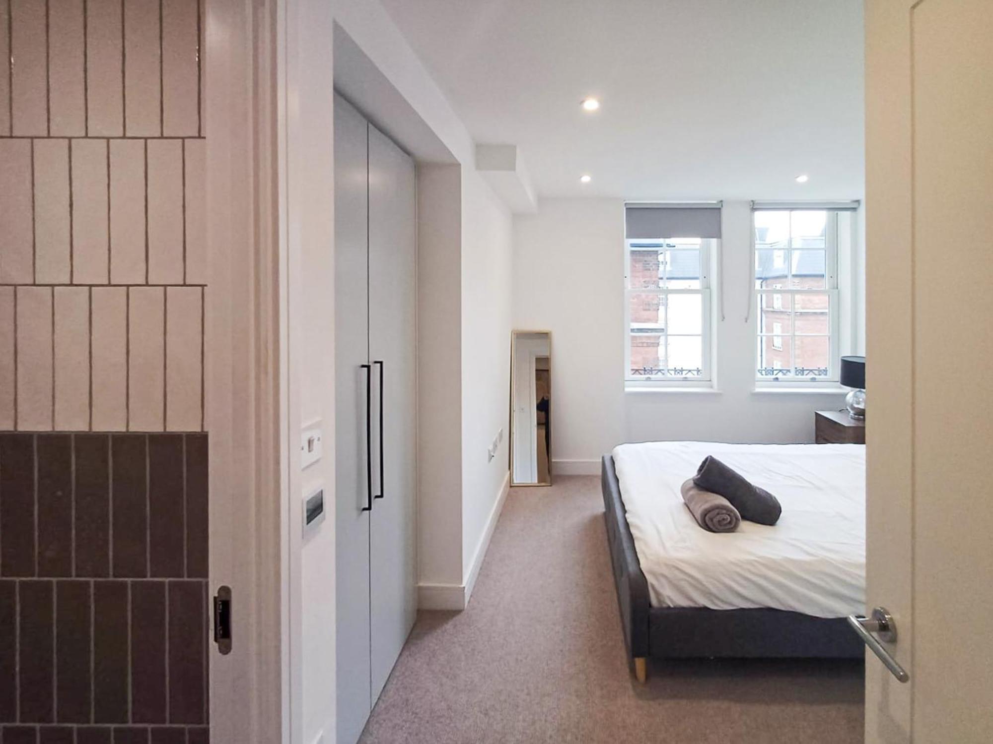 Modern 2-Bedroom, 2-Bathroom Apartment In West Kensington Лондон Экстерьер фото