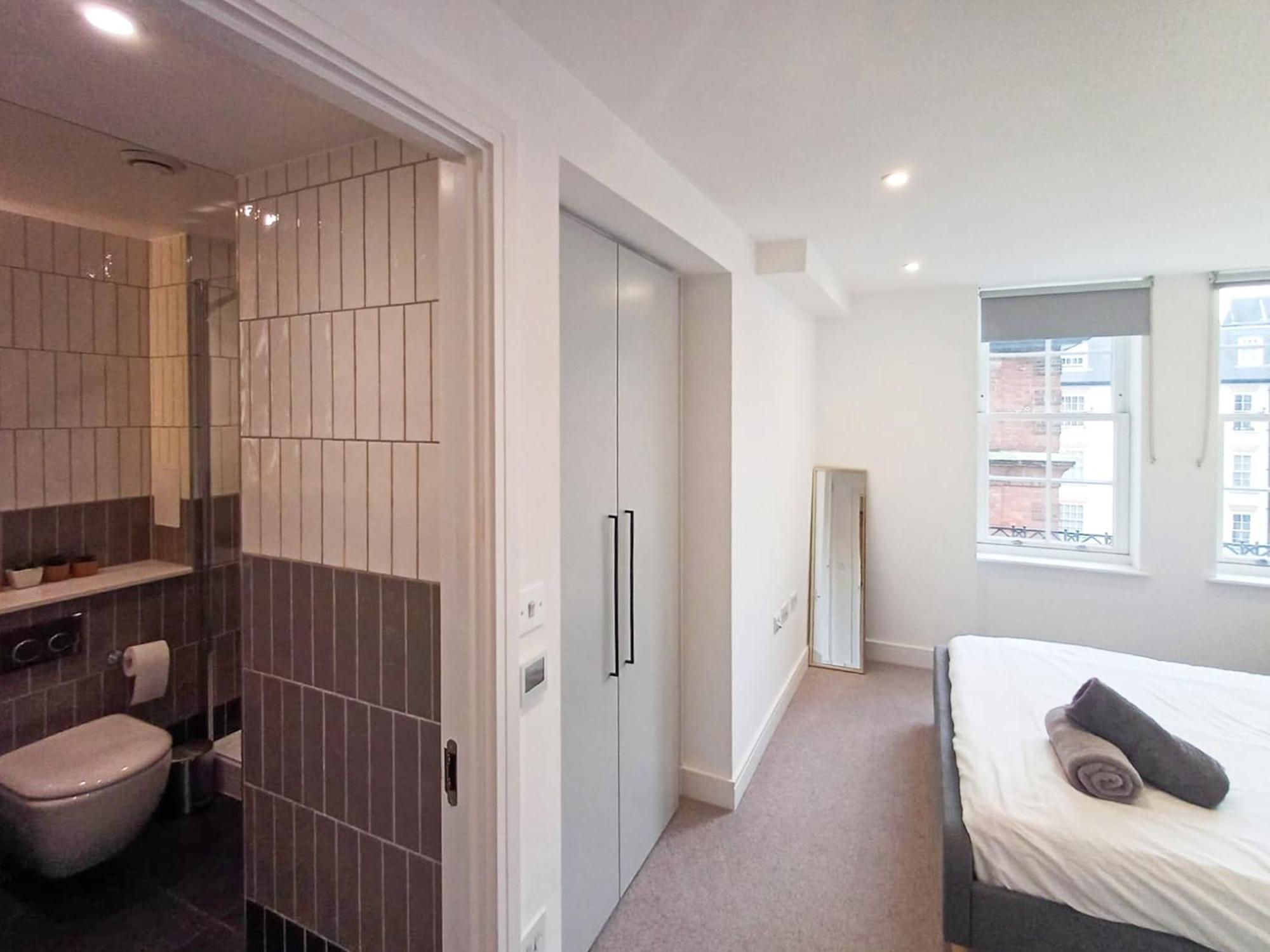 Modern 2-Bedroom, 2-Bathroom Apartment In West Kensington Лондон Экстерьер фото