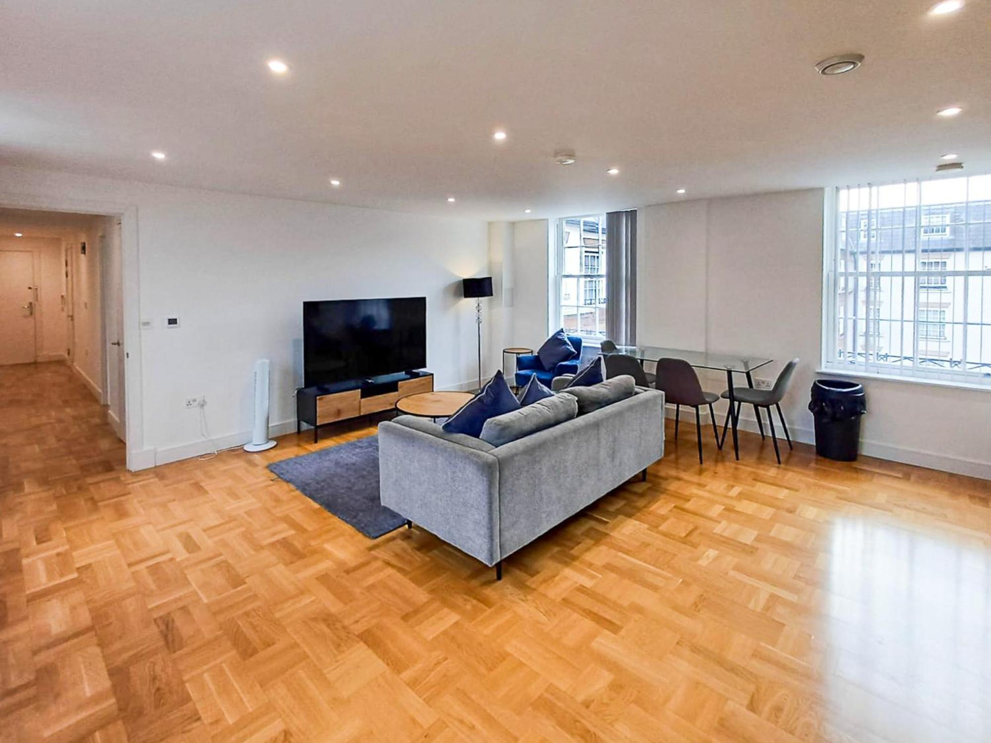 Modern 2-Bedroom, 2-Bathroom Apartment In West Kensington Лондон Экстерьер фото