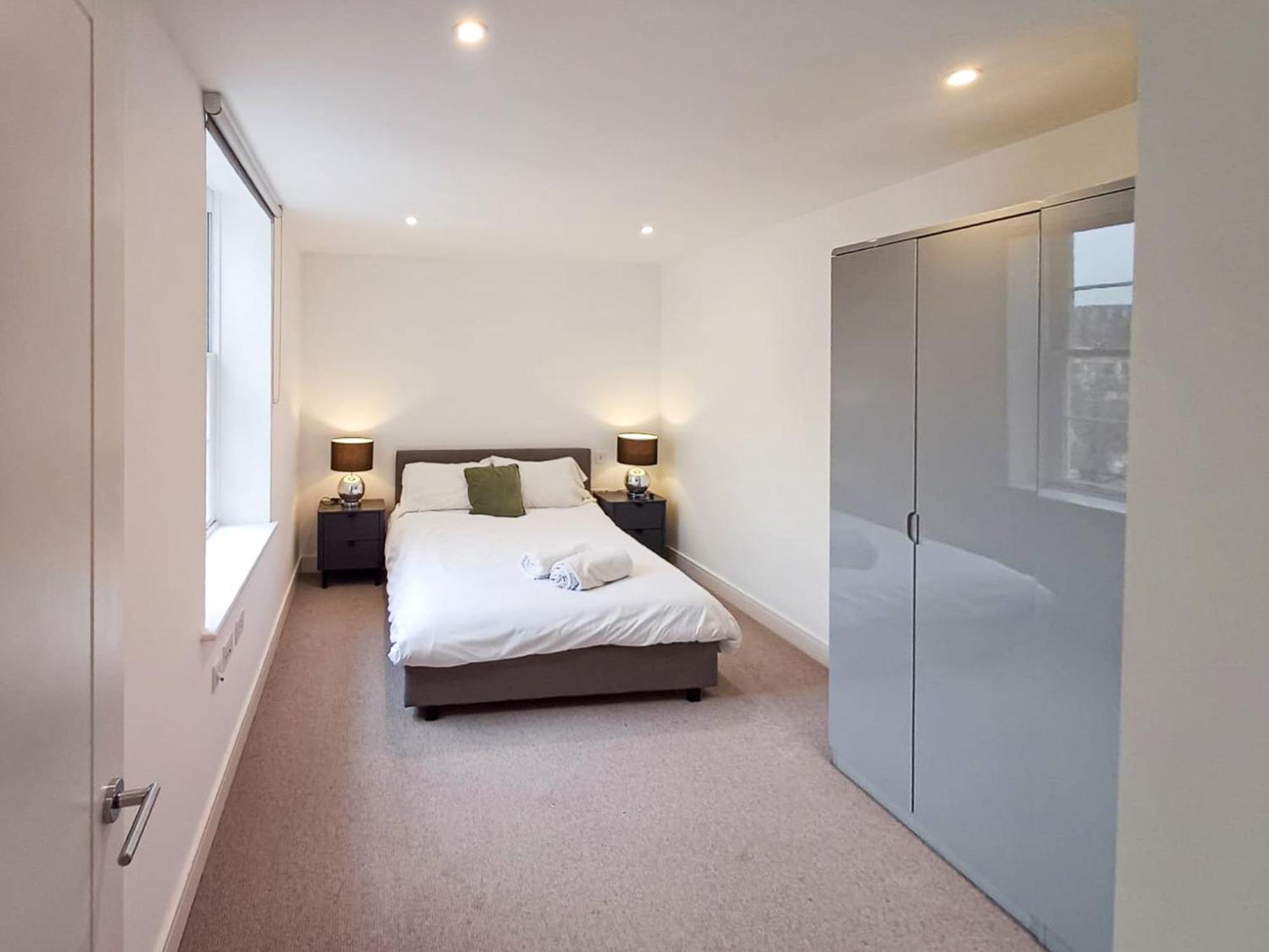 Modern 2-Bedroom, 2-Bathroom Apartment In West Kensington Лондон Экстерьер фото