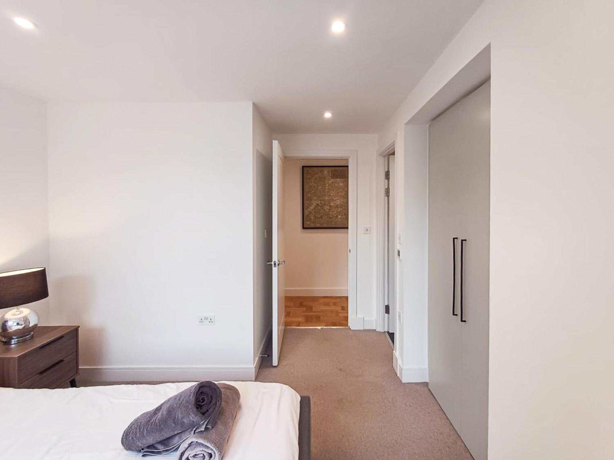 Modern 2-Bedroom, 2-Bathroom Apartment In West Kensington Лондон Экстерьер фото
